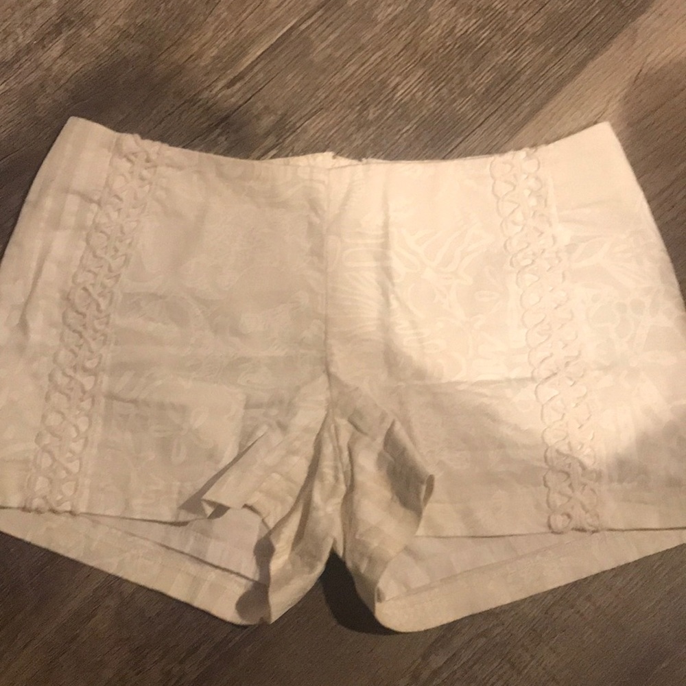 Lilly pilots white shorts